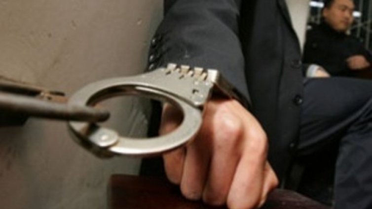 Шизофреник, опитал да убие майката на детето си, остава в ареста