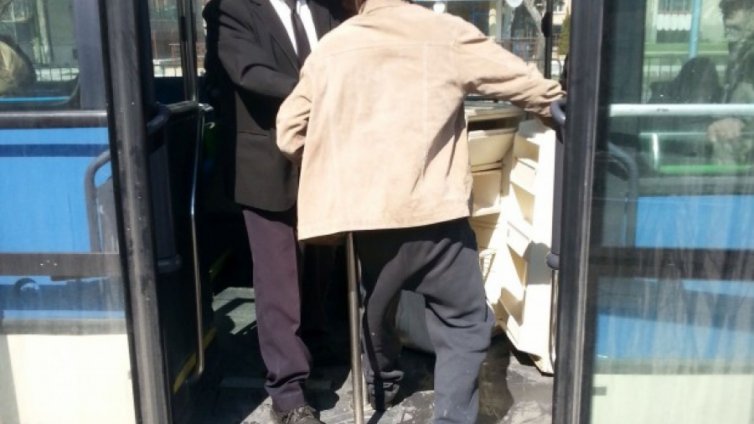 Няма да пускат некъпани и заразно болни в обществения транспорт