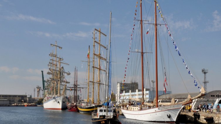 Баркентината "Калиакра“ поздравява със светлинно шоу