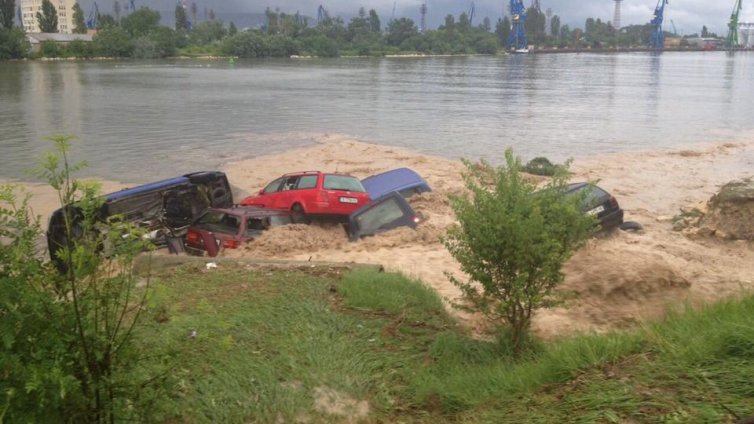 Ромски банди мародерстват след водното бедствие