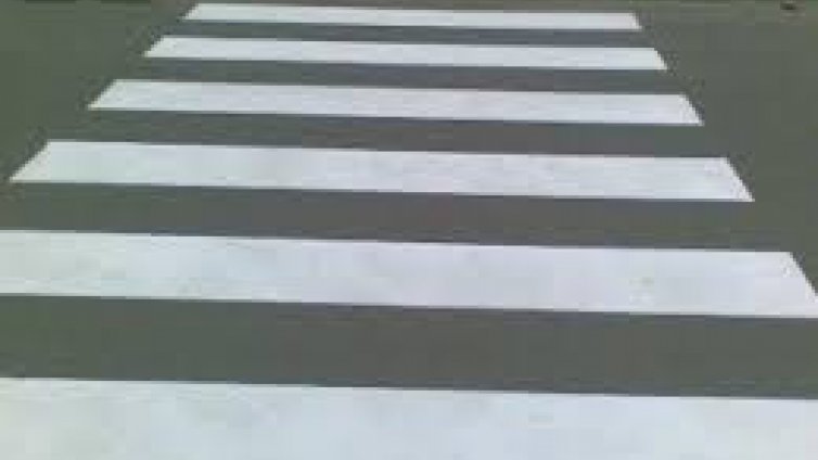 Мотоциклетист блъсна детска количка на зебра