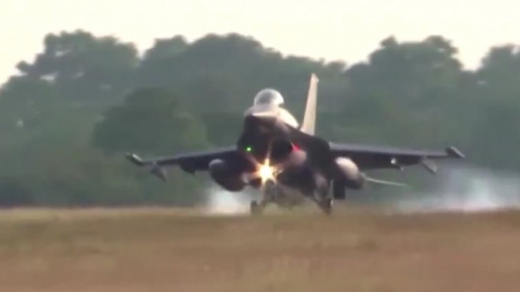 Украйна ще получи първата партида изтребители F-16 до края на 2023 г.