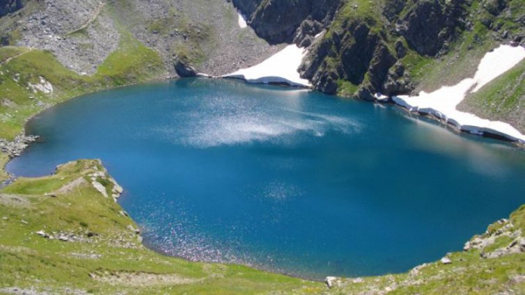 Доброволци почистиха района при Седемте рилски езера