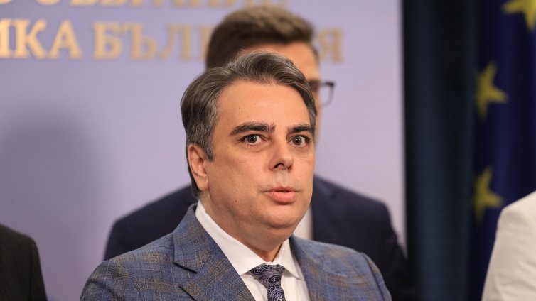 Василев: Ще продължим да настояваме ученици от 5-ти, 6-ти и 7-ми клас да получават помощ от 153 евро