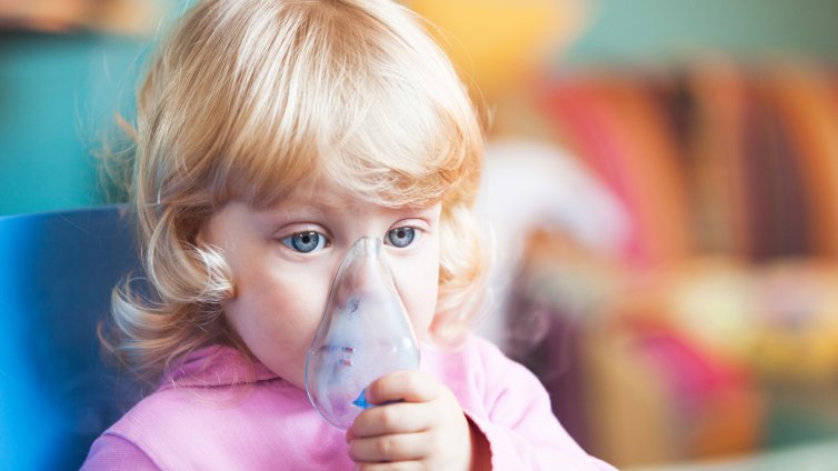 За астмата на детето вина може да има и бабата-пушач