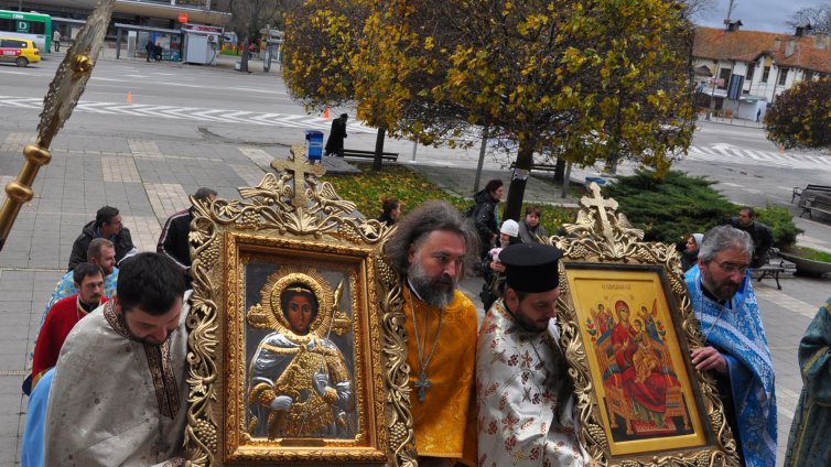 Копия на две чудотворни икони пристигнаха във Варна (СНИМКИ)