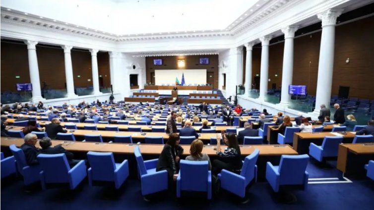 Депутатите замразиха заплатите си