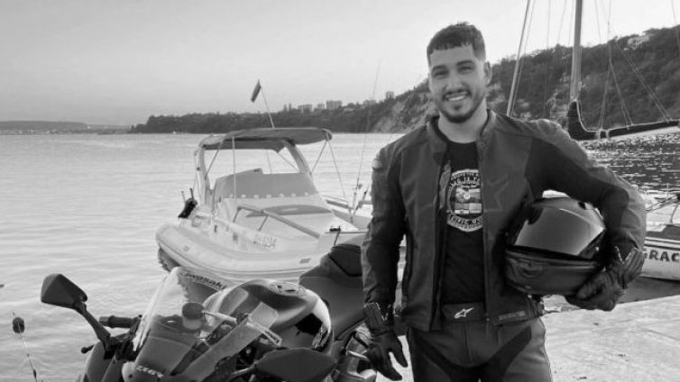 Сложиха забранителен знак на кръстовището във Варна, където загина Александър