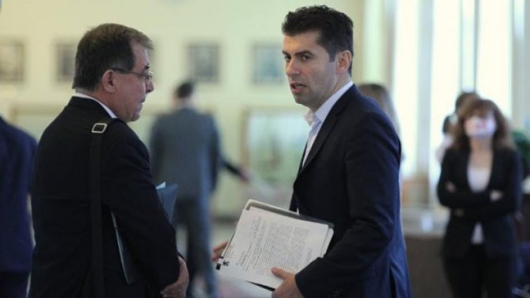 (Не)приятелски огън: БСП пита президента подкрепя ли партия на Петков