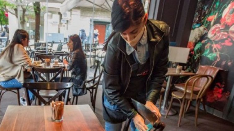 Трескава подготовка: Варненски кръчмари въртят стирки и метли. Вече пълнят тефтерите с резервации