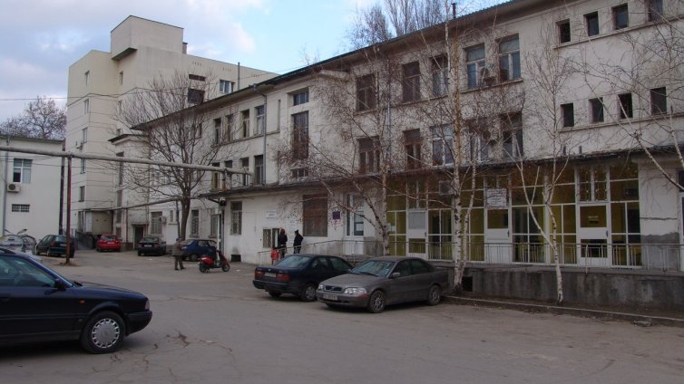 Пациент с коронавирус почина пред болница във Варна