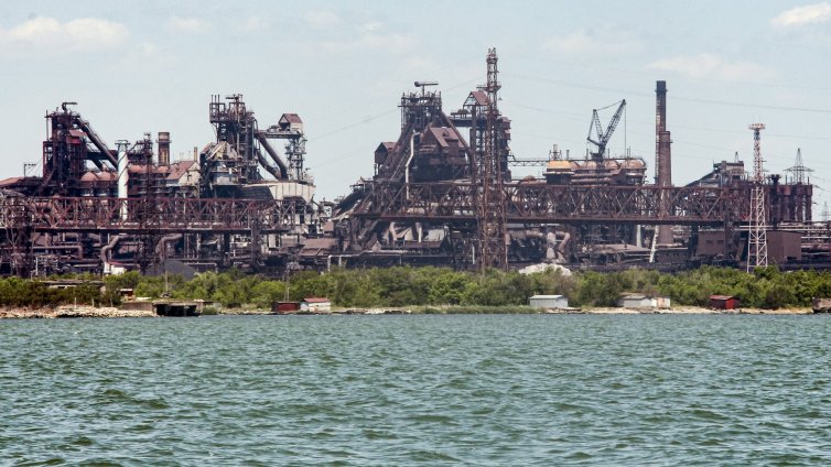 Първи товарен кораб напусна Мариупол, отплава към Ростов