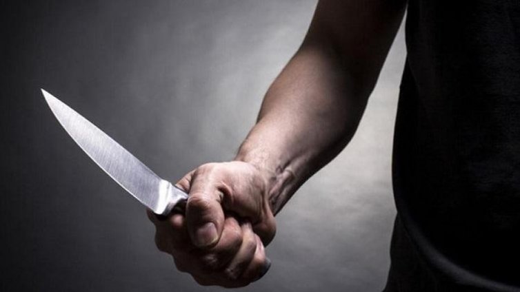 Пациент нападна с нож медик от Спешна помощ