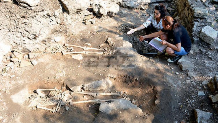 Откриха монашески погребения при разкопки