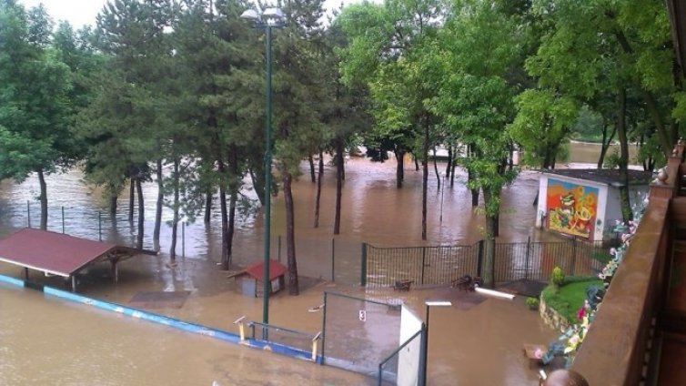 Проливен дъжд наводни Добрич