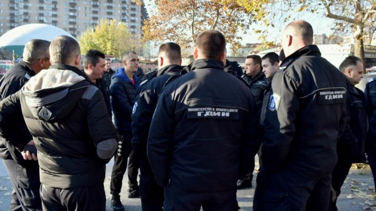 Надзирателите обмислят да подновят протестите си след бягството на двама осъдени