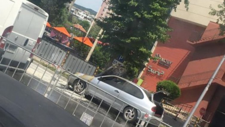 Пак горяха автомобили на пътя във Варна