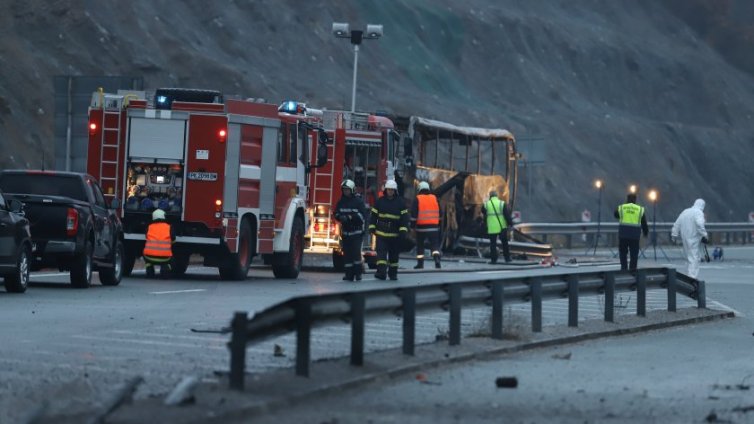 Прокурори: Пожарът в автобуса ковчег е предизвикан от взрив