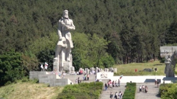 Над 100 000 лв. за неизвършени дейности са платени за ремонт на мемориалния комплекс "Христо Ботев" в Калофер