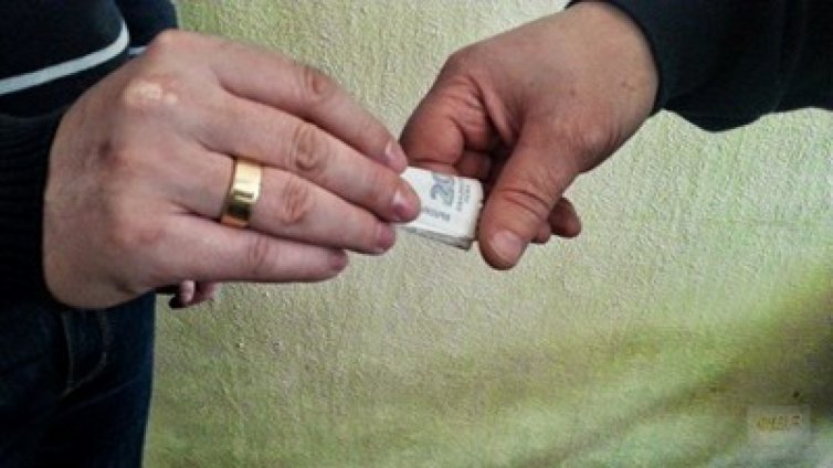 Румънец подхвърли 10 евро на полицаи