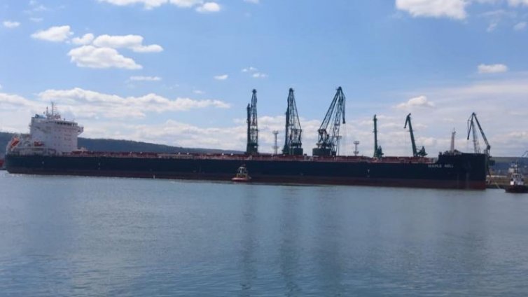 За първи път: Огромен товарен кораб с 58 000 тона стока пристига във Варна