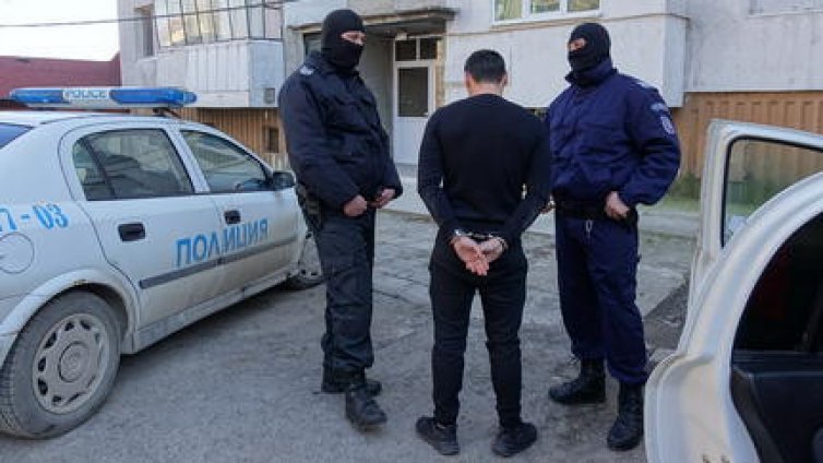 Полицията тараши коли за наркотици в "Аспарухово"