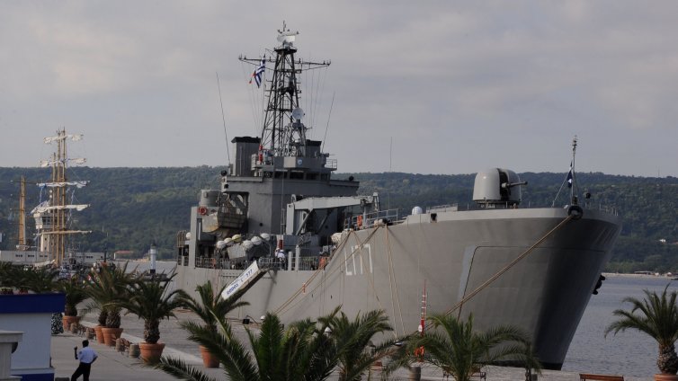 Гръцки военен кораб приема варненци на палубата си