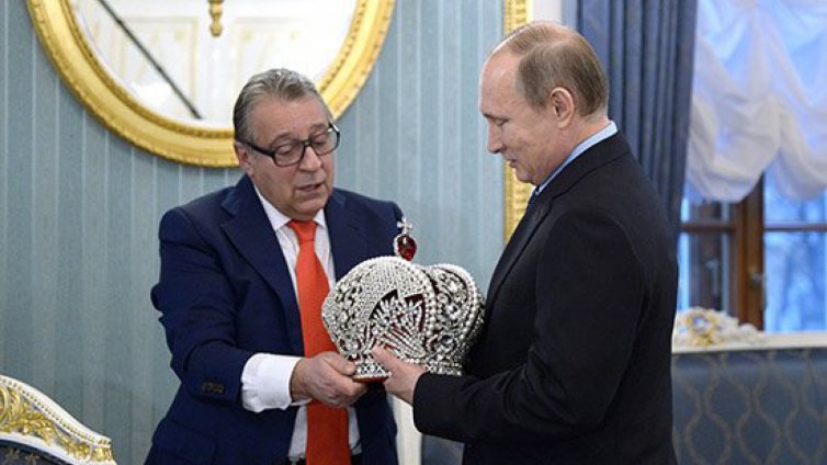 Путин върна императорска корона 