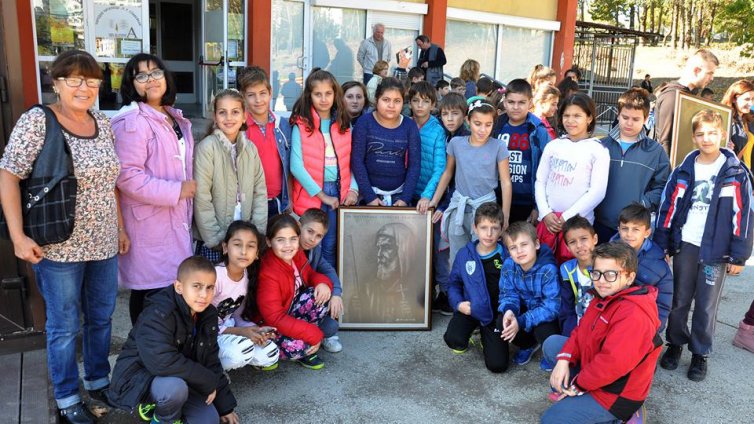 Портрети на будители получиха като дар 4 училища във Владиславово