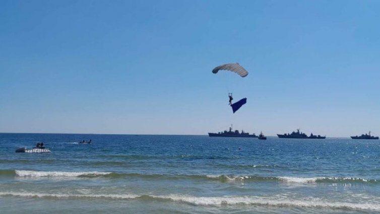Зрелищни демонстрации на ВМС на варненския плаж (СНИМКИ)