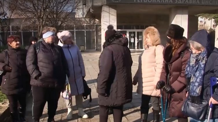 Хора с увреждания протестираха пред РЗИ-Варна (ВИДЕО)