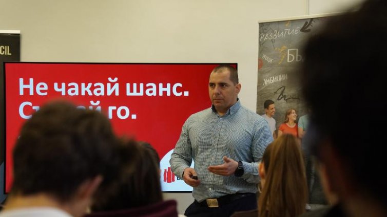 Десетки млади хора от Варна се срещнаха с представители на бизнеса в рамките на инициативата &bdquo;Среща с големия бизнес&ldquo;
