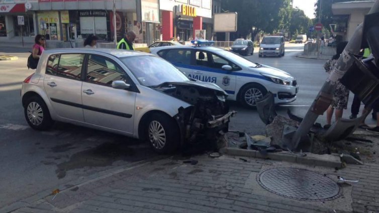 Рено и Фолксваген се блъснаха в центъра на Варна