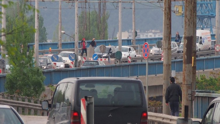 Поредно ПТП на Аспаруховия мост задръсти половин Варна