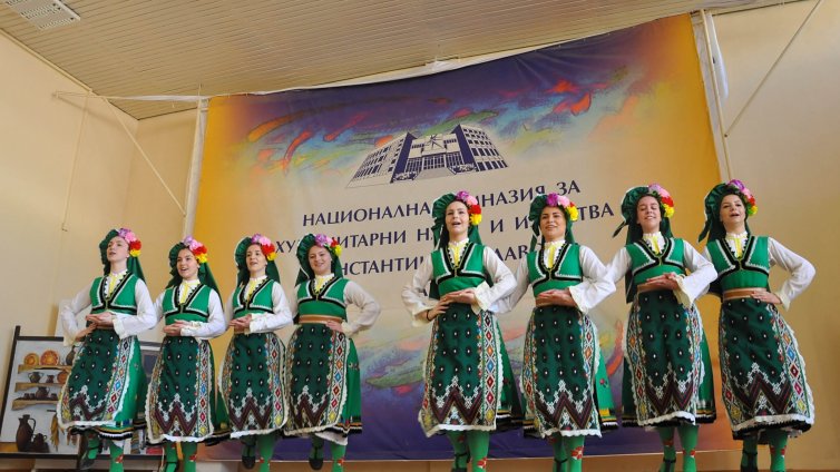 Кметът подкрепи запазването на народните танци в Хуманитарната гимназия във Варна