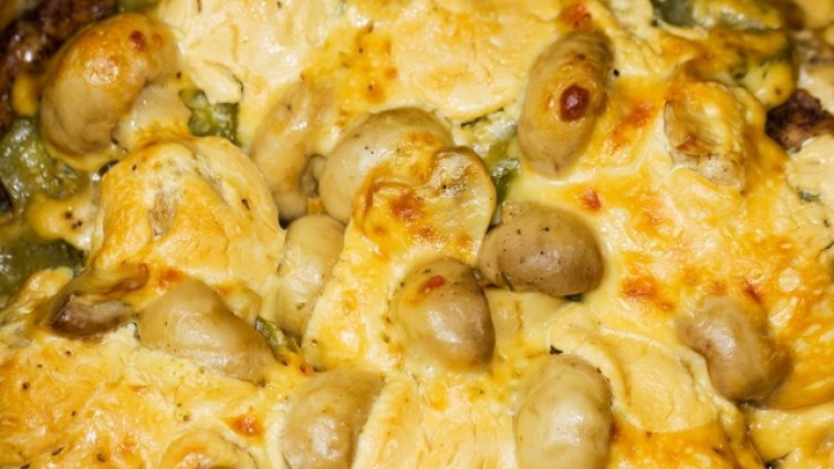 Пилешки гърди с гъби и топено сирене