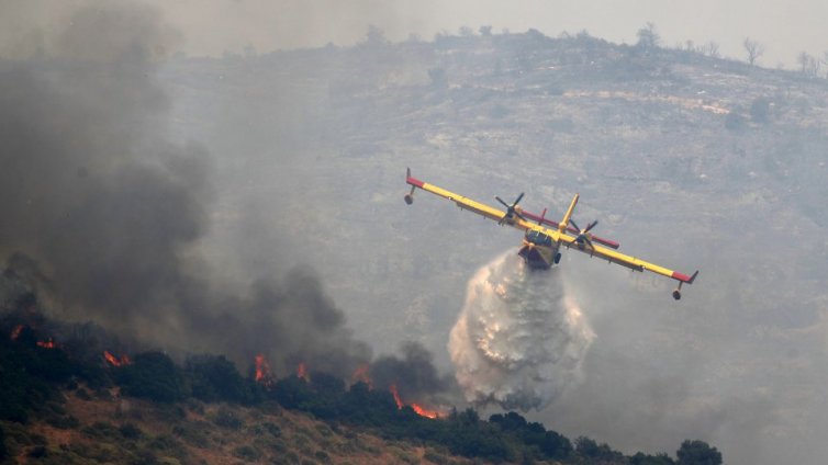 Стихиите в Гърция: На север буря, на юг &ndash; пожари  
