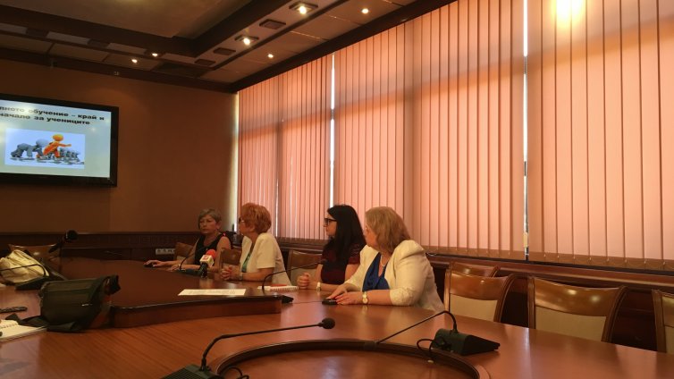 Вече са заети местата за обучение чрез работа в гимназията по дървообработване във Варна