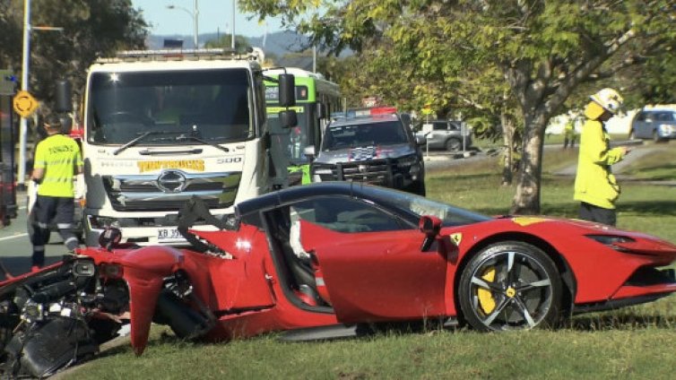 Инфлуенсър разцепи Ferrari SF90 наполовина и побърза да се "похвали" в интернет