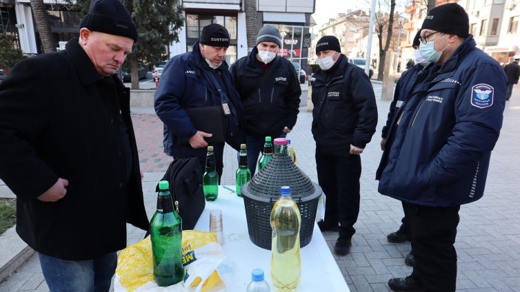 Всенародната "ваксинация" във Варна пропадна. А с ракия трябваше да е!