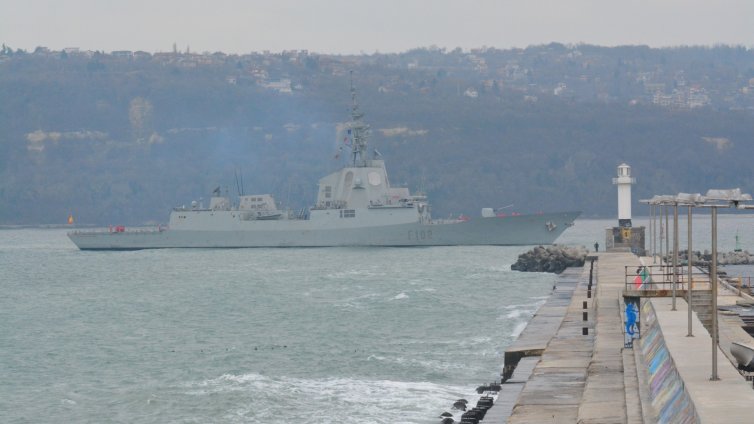 Военни кораби на НАТО акостираха във Варна (СНИМКИ)