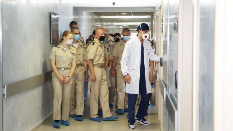 18 младежи ще учат безплатно за военни лекари