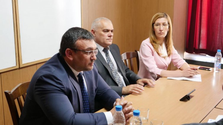  Министър Ангелкова: Работим, за да гарантираме максимално безопасно протичане на летния сезон