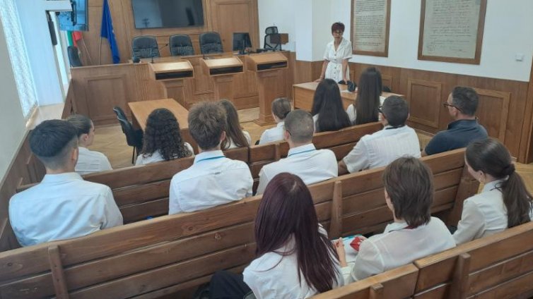 Ученици от Хуманитарната гимназия успешно преминаха стажа си във Варненския апелативен съд