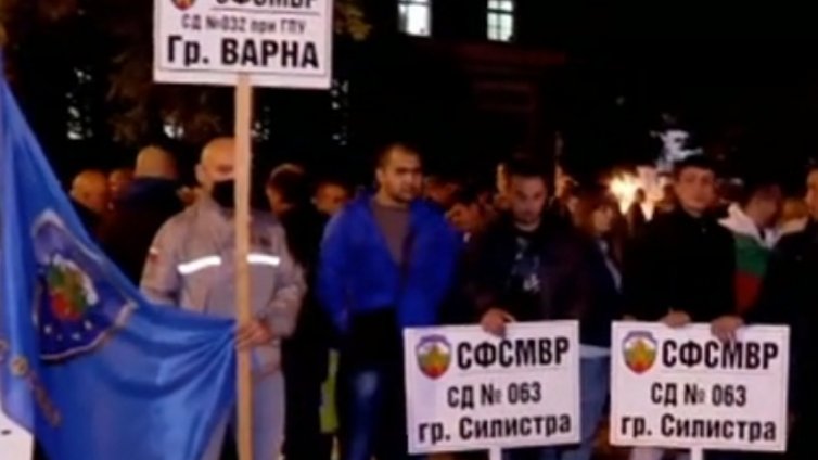 Полицейският протест във Варна: На първа линия в борбата, а за увеличението - под чертата!