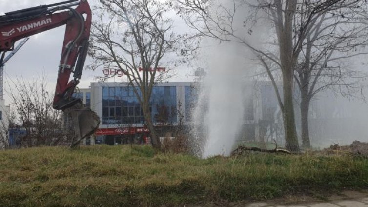 Бликналият "гейзер" до КАТ оставя хиляди варненци без вода до вечерта