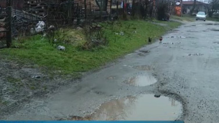 Улиците в с. Любен Каравелово - дупка до дупка