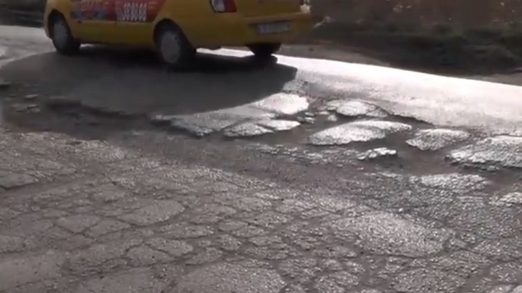 Дупки ли? МРРБ поиска сигнали за лошите ни пътища и като заваляха... 480!