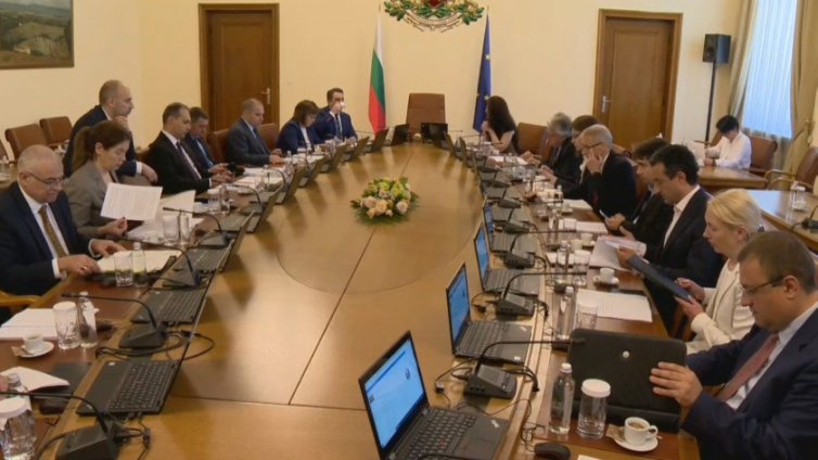 Скандал в МС: Министри напуснаха заседанието и тръгнаха към НС