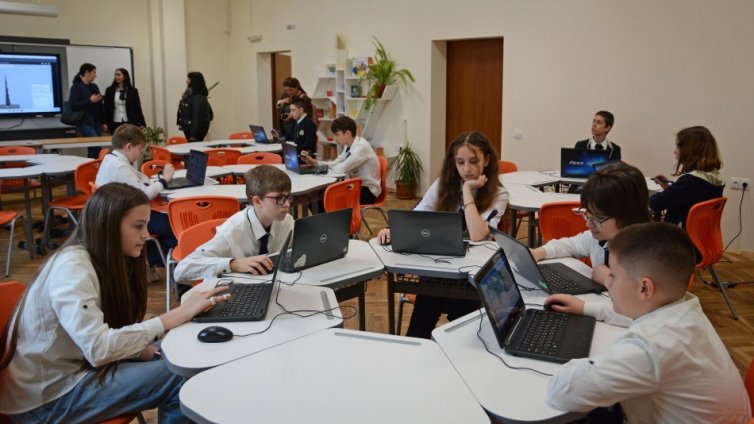 Откриха поредния STEM център във варненско училище